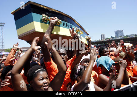 DURBAN - 16. Februar 2014 - Fans der südafrikanischen National Freedom Party feiern bei der Partei Enthüllung seiner 2014 allgemeine Wahl-Manifest mit einem Sarg in den Farben der regierenden African National Congress. Die Partei feierte auch den dritten Jahrestag der Gründung der Inkatha Freedom Party dann nationale Vorsitzende Zanele KaMagwaza-Msibi Weg zu bilden die NFP brach. Das Land geht an die Urnen am 7. Mai für die fünfte Wahl seit dem Ende der Apartheid im Jahr 1994.  Bild: Giordano Stolley Stockfoto