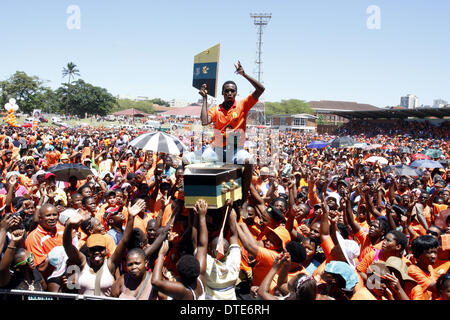 DURBAN - 16. Februar 2014 - Fans der südafrikanischen National Freedom Party feiern bei der Partei Enthüllung seiner 2014 allgemeine Wahl-Manifest mit einem Sarg in den Farben der regierenden African National Congress. Die Partei feierte auch den dritten Jahrestag der Gründung der Inkatha Freedom Party dann nationale Vorsitzende Zanele KaMagwaza-Msibi Weg zu bilden die NFP brach. Das Land geht an die Urnen am 7. Mai für die fünfte Wahl seit dem Ende der Apartheid im Jahr 1994.  Bild: Giordano Stolley Stockfoto