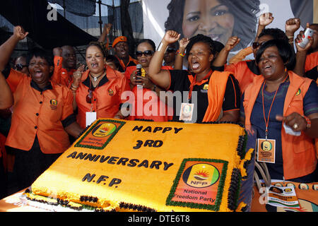 DURBAN - 16. Februar 2014 - hochrangige Mitglieder der Südafrikas nationale Freiheitspartei, einschließlich der Partei Führer Zanele KaMagwaza-Msibi (Holding Mikrofon) feiern die Partei dritten Jahrestag seit der Gründung bei einer Kundgebung in Durbans Currys Brunnen Stadion, wo die Partei 2014 Wahlprogramm auch ins Leben gerufen wurde.  Die Partei wurde gegründet, als die Msibi, dann der Inkatha Freedom Party nationale Vorsitzende entfernt, Form der NFP brach.  Das Land geht an die Urnen am 7. Mai für die fünfte Wahl seit dem Ende der Apartheid im Jahr 1994. Bild: Giordano Stolley Stockfoto