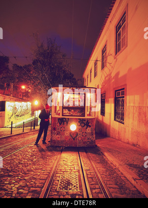 Standseilbahn hinauf die Calcada da Gloria Straße in Lissabon, Portugal Stockfoto