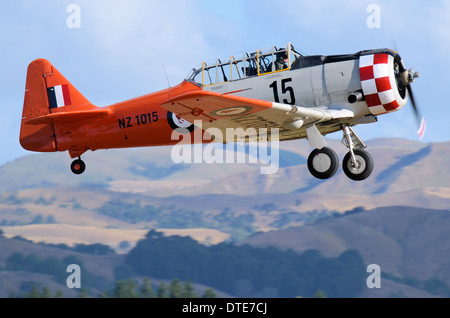 North American Aviation T-6 Texan, ein einmotoriges, fortgeschrittenes Trainerflugzeug, das Piloten der USA und anderer Luftstreitkräfte trainiert. Auf der NZ Airshow Stockfoto