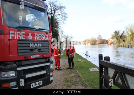 Feuerwehrleute aus West Yorkshire Feuerwehr inspizieren die Themse bei Bell Weir Lock, Egham. Stockfoto