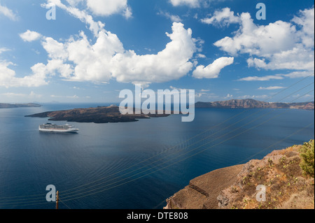 Kreuzfahrtschiff vor der Küste von Santorini Griechenland Stockfoto