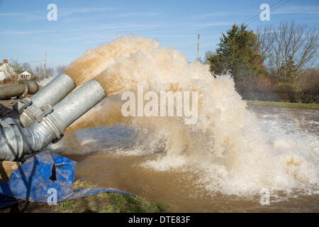 Burrowbridge, UK. 16. Februar 2014. Weitere Dieselpumpen Beihilfen Saltmoor Pumping Station am Burrowbridge am 16. Februar 2014. Die Umweltagentur haben entworfen, in zusätzliche Kapazitäten zu helfen loszuwerden, die riesige Menge an Wasser aus Northmoor in den Fluß Parrett. Riesige Überschwemmungen verursachte viele Bewohner in den Dörfern von Burrowbridge und den nahe gelegenen Moor zu ihren Häusern zu evakuieren. Bildnachweis: Nick Kabel/Alamy Live-Nachrichten Stockfoto