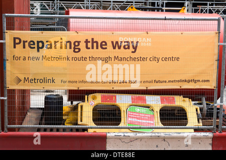 Melden Sie auf Fortschritt Baumaßnahmen für die neue Metrolink zweite Stadt überqueren Straßenbahnlinie Corporation St, Manchester, UK. Stockfoto