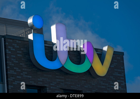 Logo auf das neue ITV Atelierhaus für die Krönung-Straße gesetzt, Salford Quays, Manchester, UK. Stockfoto