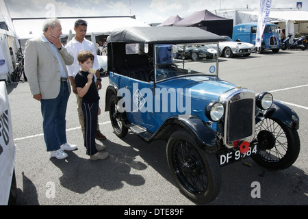 Eine Familiengruppe Blick auf einem blauen RAC Oldtimer Stockfoto