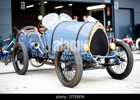 Einem blauen Bugatti Oldtimer außerhalb der Box bei einer Oldtimer-Veranstaltung im Vereinigten Königreich Stockfoto