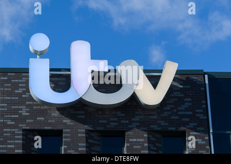 Logo auf das neue ITV Atelierhaus für die Krönung-Straße gesetzt, Salford Quays, Manchester, UK. Stockfoto