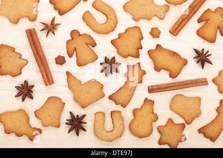 Verschiedene Lebkuchen mit Gewürzen auf Holztisch Hintergrund Stockfoto