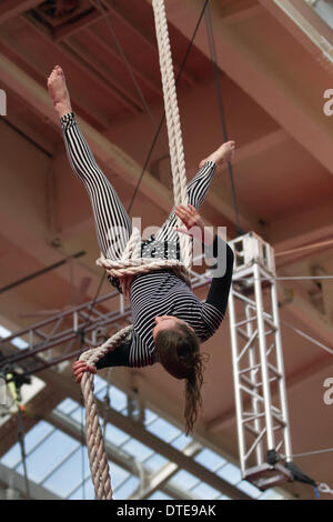 Akrobatische Seiltanz, Antenne Seil Akrobatik in Blackpool, Lancashire, Großbritannien, 16. Februar 2014. NoFit State Circus ist ein modernes Circus Company in Cardiff, Wales. Eine Antenne acrobatic troupe an jährlichen Blackpools Festival des Zirkus, Magic & neue Sorte aus. Die 10-tägige Festival der Magie, ist Showzam sieht Blackpools berühmte Sehenswürdigkeiten überlaufen mit Seiltänzer, und eine Vielzahl von Street Artists. Stockfoto