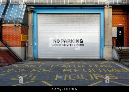 Rollladen Rolltor mit NO PARKING Zugang erforderlich, 24 Stunden Stockfoto