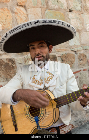 Mariachi Musiker gekleidet in traditionellen Charro Kostüm spielen eine Guitarrón 5. November 2013 in Oaxaca, Mexiko. Stockfoto