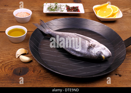 Frische Dorade Fisch in Pfanne mit Zutaten, Nahaufnahme Stockfoto