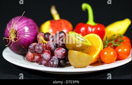 Teller mit frischem Obst und Gemüse Stockfoto