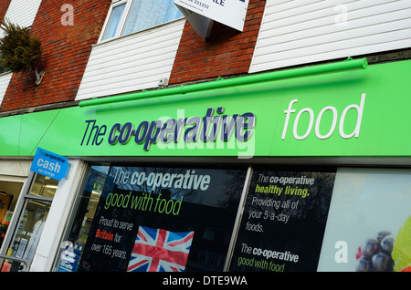 Außenseite des einen Co-op-Lebensmittelmarkt in Shepperton High street Stockfoto