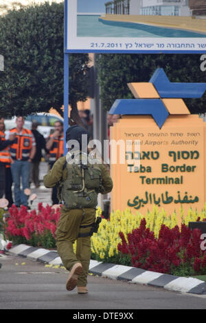 (140216)--TABA BORDER CROSSING, 16. Februar 2014 (Xinhua)--ein israelischer Soldat patrouilliert auf der israelischen Seite des Grenzübergangs Taba zwischen ägyptischen Stadt und den südlichen israelischen Resort Eilat am 16. Februar 2014. Mindestens vier Personen, darunter drei südkoreanische Staatsbürger wurden getötet und 13 weitere am Sonntag auf dem Ägypten Taba Grenzübergang in Sinai-Halbinsel in einer Bus-Explosion verletzt, sagte Sprecher der ägyptischen Gesundheitsministeriums Ahmed Kamel Xinhua. Israelische Sicherheitskräfte und medizinischen Notfallteams kletterte bis zum Grenzübergang Taba nach der mächtigen Explosion hier am Sonntag nach achtern Stockfoto