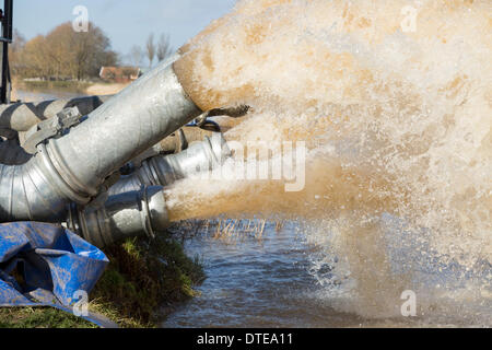 Burrowbridge, UK. 16. Februar 2014. Weitere Dieselpumpen Beihilfen Saltmoor Pumping Station am Burrowbridge am 16. Februar 2014. Die Umweltagentur haben entworfen, in zusätzliche Kapazitäten zu helfen loszuwerden, die riesige Menge an Wasser aus Northmoor in den Fluß Parrett. Riesige Überschwemmungen verursachte viele Bewohner in den Dörfern von Burrowbridge und den nahe gelegenen Moor zu ihren Häusern zu evakuieren. Bildnachweis: Nick Kabel/Alamy Live-Nachrichten Stockfoto