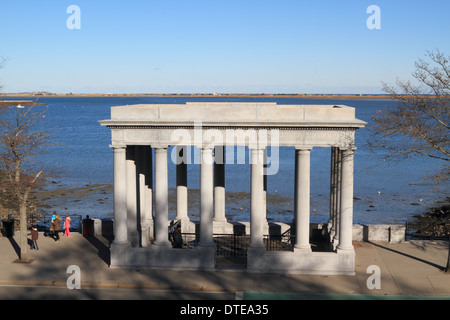 Das Denkmal umschließt Plymouth Rock im Hafen von Plymouth. Die Website von den Pilgern, die Landung in Amerika. Plymouth Massachusetts Stockfoto