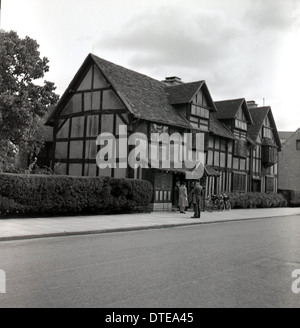Geschichtsbild aus den 1950er Jahren zeigt das Gestell gebaut-Haus, das Englisch war Schriftsteller, Shakespeares Geburtshaus. Stockfoto