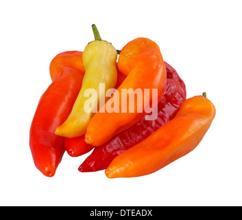 Gemischte Gruppe von Reife rote, gelbe und orange mittlerer heiße Banane Paprika (Capsicum Annuum) vor einem weißen Hintergrund isoliert Stockfoto