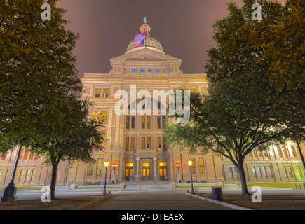 HDR-Bild von der vorderen Fassade das Texas State Capitol Building unter einem nebligen Himmel in der Nacht Stockfoto