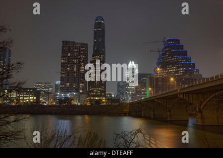 HDR-Bild auf eine partielle Skyline von Austin, Texas über dem Wasser von Lady Bird Lake in der Nacht Stockfoto