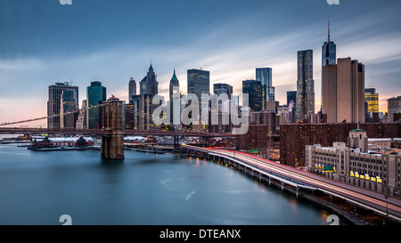 Brooklyn Bridge und die Manhattan in der Dämmerung