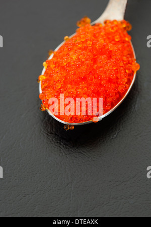Tobiko oder Flying Fish Ree - ein Beispiel für das seltsame oder seltsame Essen, das von Menschen auf der ganzen Welt gegessen wird Stockfoto