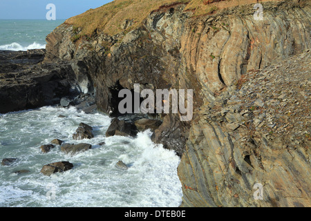 Winter-Blick auf Klippen in der Nähe von Godrevy Leuchtturm North Cornwall, England, UK Stockfoto