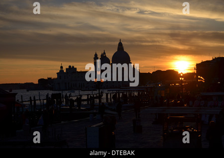 Venedig, Italien. Santa Maria DellaSalute ist ein Sinnbild für die Stadt. Seine Kuppel dominiert das Land zwischen unser Kanal und Bacino Stockfoto