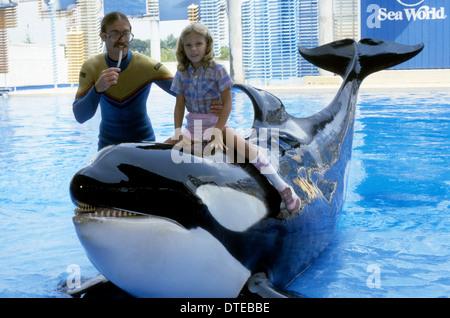 Mädchen sitzen auf Killerwal in Seaworld Orlando USA 1981 Stockfoto