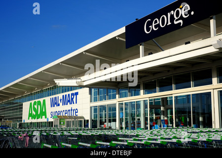 Außenansicht der Asda / Walmart Superstore in Milton Keynes Stockfoto