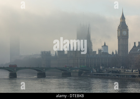 London Fog, Big Ben und die Houses of Parliament an einem nebligen Morgen, London England Großbritannien Stockfoto