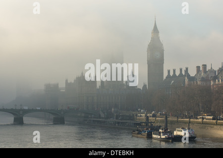 London Fog, Big Ben und die Houses of Parliament an einem nebligen Morgen, London England Großbritannien Stockfoto