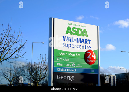 Außenansicht der Asda / Walmart Superstore in Milton Keynes Stockfoto