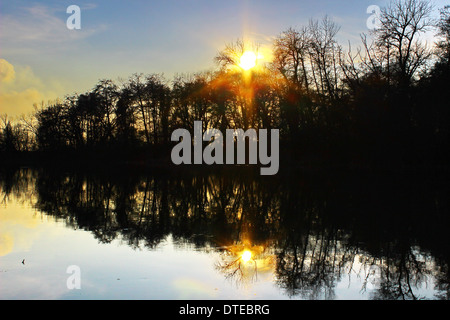 Sonnenuntergang auf dem See. Stockfoto