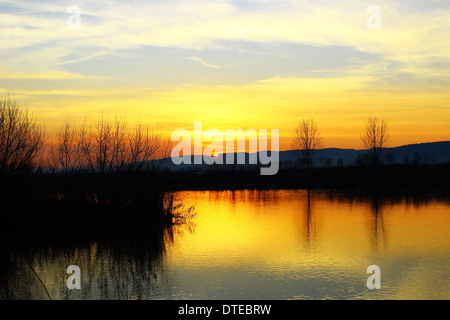 Sonnenuntergang auf dem See. Stockfoto