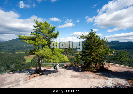 Paar mit Kind genießen die Aussicht von der Spitze der Kathedrale Ledge, in der Nähe von North Conway, New Hampshire, USA. Stockfoto