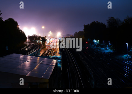 Nacht-Bahnhof in London Stockfoto