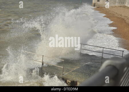 Portsmouth. UK, 15. Februar 2014 1130 bin, die Südküste Englands weiterhin die Auswirkungen der Winterstürme zu spüren. Brechenden Wellen bei Flut mit Southsea Kirmes im Hintergrund Credit: Paul Gordon/Alamy Live News Stockfoto