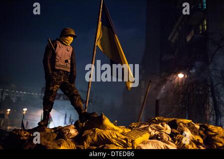 Kiew, Ukraine. 15. Februar 2014. Ein Anti-Regierungs-Demonstranten steht auf eine Barrikade in Kiew, am 15. Februar 2014. Demonstranten besetzen Kiew Rathaus sagte am 15. Februar, sie stand '''', die Räumlichkeiten, in einer Geste des guten Willens nach Behörden veröffentlicht alle Inhaftierten in den regierungsfeindlichen Unruhen rockt das Land zu verlassen. Bildnachweis: ZUMA Press, Inc./Alamy Live-Nachrichten Stockfoto