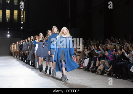 London, England, Vereinigtes Königreich. 16. Februar 2014. Modelle laufen die Start-und Landebahn bei Topshop Unique-Show während der London Fashion Woche AW14 in der Tate Modern. Bildnachweis: CatwalkFashion/Alamy Live-Nachrichten Stockfoto