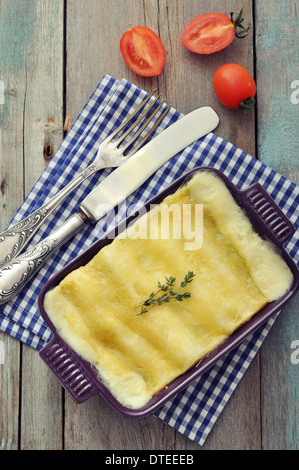 Cannelloni mit Ricotta und Spinat in eine Auflaufform auf hölzernen Hintergrund Stockfoto