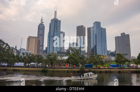 Melbourne-Skyline-Blick von der Yarra River Skyline der Stadt Melbourne in Richtung Princes Bridge Stockfoto