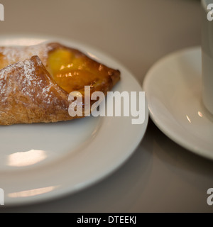 Wüste und Kaffee auf weißen Tellern mit grauen Einstellung Stockfoto