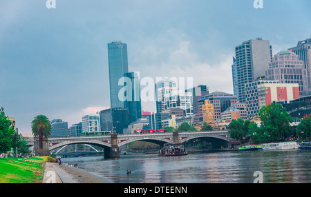 Melbourne Brücke City Skyline-Blick vom Ufer des Yarra River Skyline der Stadt Melbourne in Richtung Princes Bridge Stockfoto