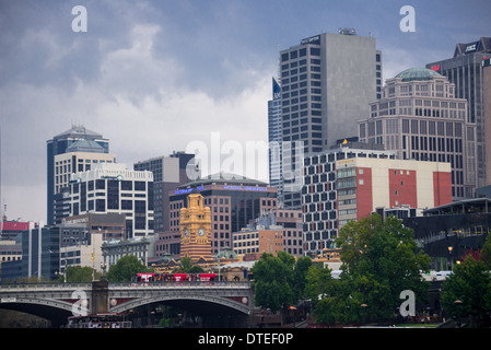 Melbourne City Skyline-Blick von der Yarra River Skyline der Stadt Melbourne in Richtung Princes Bridge Stockfoto