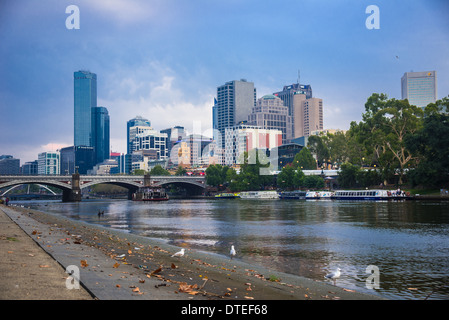 Melbourne Skyline Blick Victoria Australien Skyline der Stadt vom Fluss Yarra der Stadt Melbourne in Richtung Princes Bridge Stockfoto