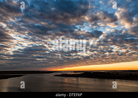 Sonnenaufgang über den Edisto Fluss und Sumpf im Edisto Island, South Carolina. Stockfoto